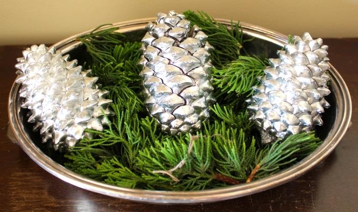 enostavna ideja o storžih, primer, kako okrasiti božično mizo z okrasnim pladnjem iz borovega storža