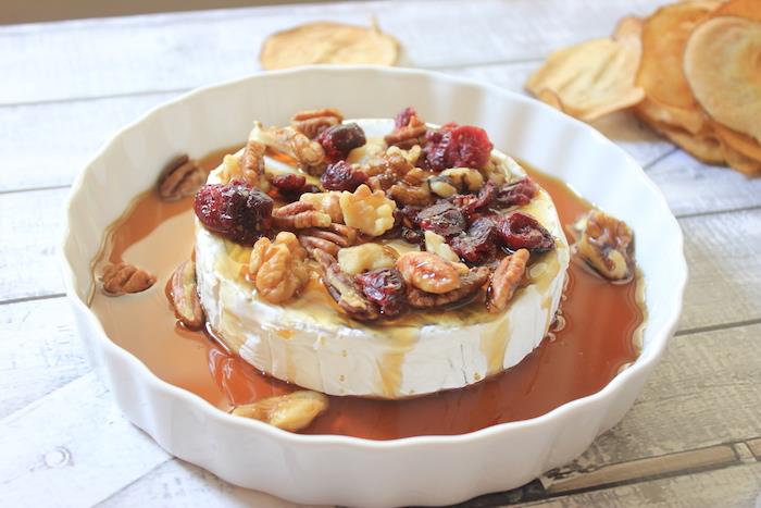 lengvas receptas originalūs užkandžiai, kepti brie su kriaušių padažu, spanguolėmis ir pekano riešutais