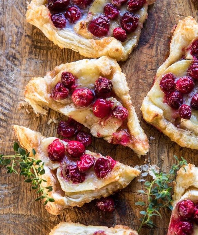 puf böreği ve kızılcık ve brie peyniri üzerine taze kekik üçgenler, basit bir tatlı ve tuzlu meze yapar