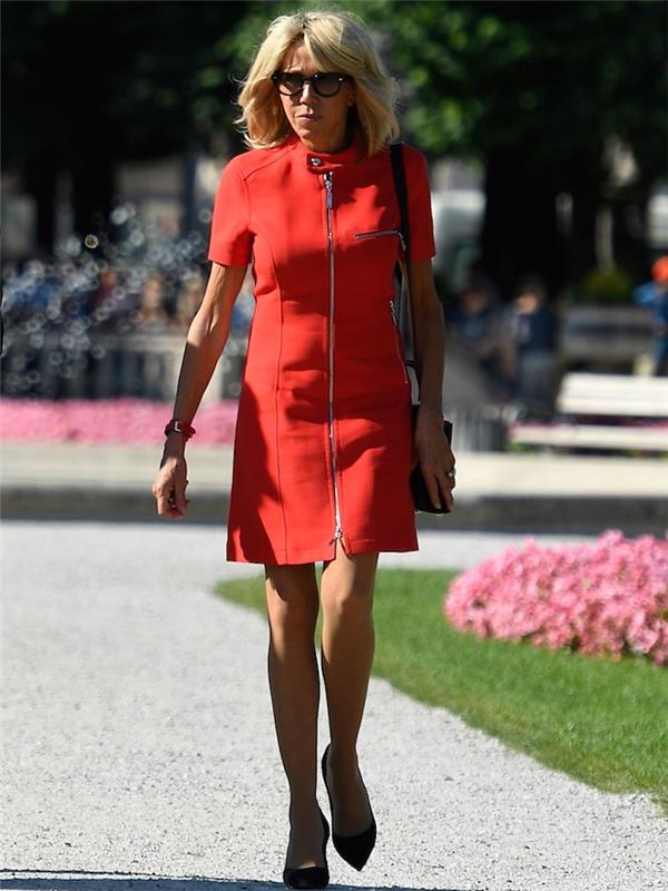 60 metų brigitte macron raudona suknele madinga apranga