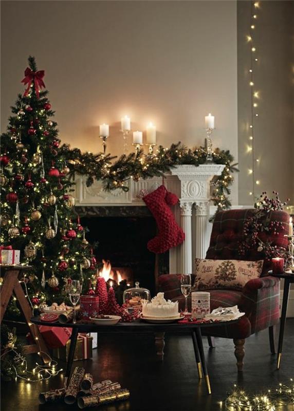 sijoča-božična-jelka-lepo okrašena-ognjišče-hiša