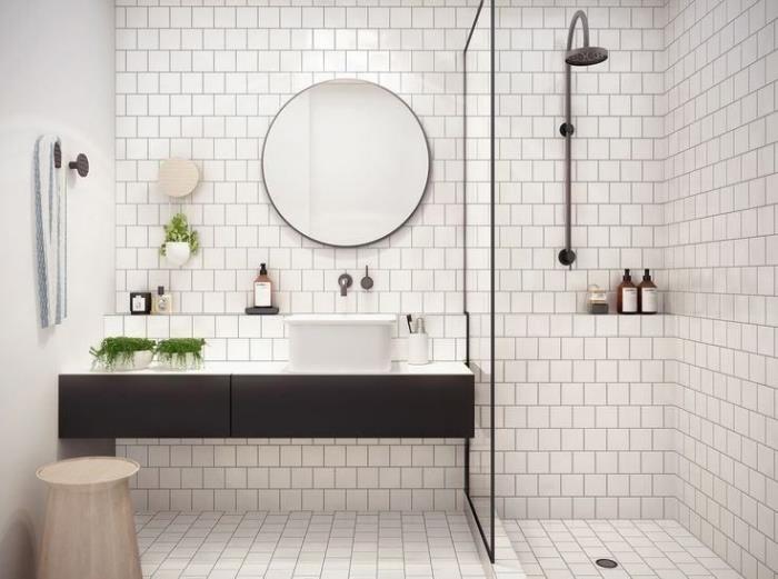 beli dekor za kopalnico s stenami iz imitacije bele opeke z belimi in mat črnimi omaricami