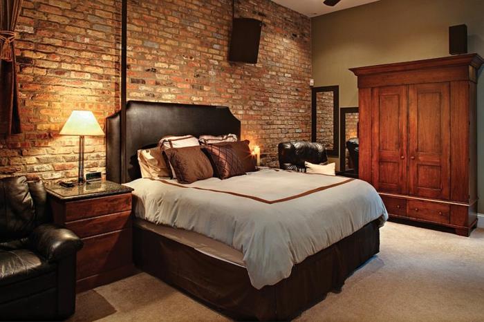 usnjeni naslanjač, ​​lesena postelja, stena iz rdeče opeke, omara iz masivnega lesa, lesena nočna omarica