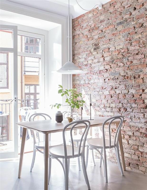 namų virtuvė, jūsų virtuvės perdažymas, oranžinė plytų siena su senu efektu, stačiakampis stalas baltame ir keturios baltos užkandinės kėdės be porankių