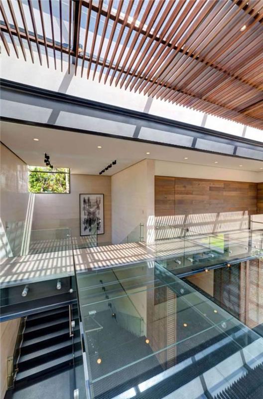 sončno senčenje-steklo-streha-z-leseno-letvico-sončna zaščita
