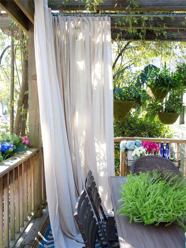 vetrič pogled rastlinska bela zavesa dekoracija veranda hiša lesena terasa viseči lonci za rože zunanje pohištvo temni les