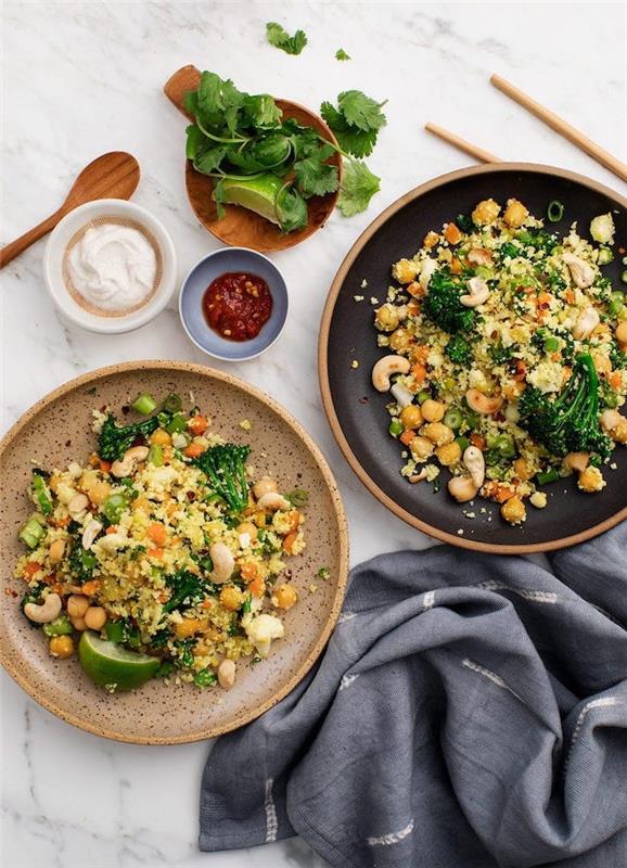 Cena leggera invernale, piatto con quinoa e brokoli, ciotola di legno con prezzemolo