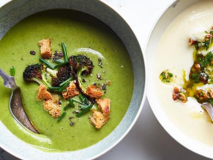 brokolių sriuba su skrebučiais, keptas brokolis ant viršaus papuošimui, keramikiniuose dubenėliuose, vištienos tortellini sriuba