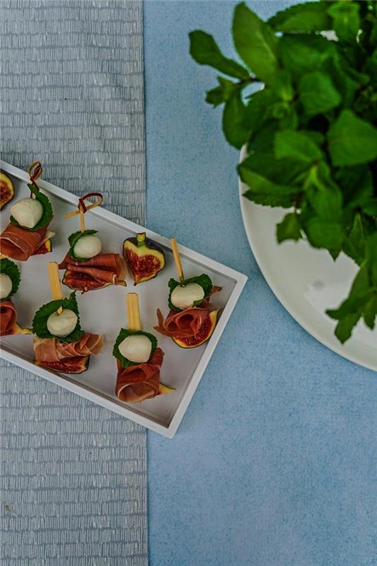 nabodala iz mozzarelle, fige in pršuta za preprost večerni aperitiv, enostavni prigrizki brez kuhanja