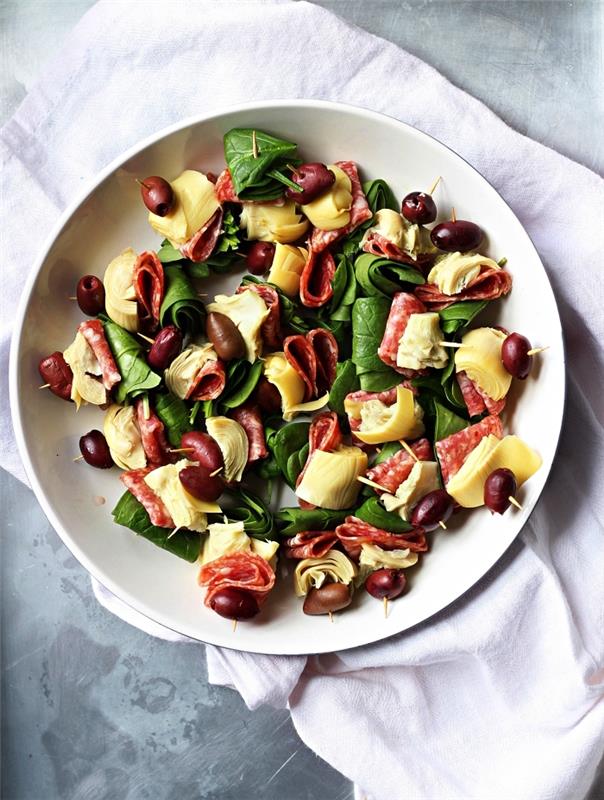 ekspresni recept brez peke za preprosto prigrizek za večerjo, nabodala iz pasta z olivami, artičoko in