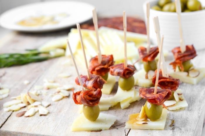 recept s prijatelji, chorizo ​​nabodalo, manchego, oljke primer preprostega večernega aperitiva