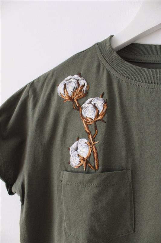 vezenje na oblačilih kaki majica z vezenimi bombažnimi cvetovi, ki prihajajo iz žepa