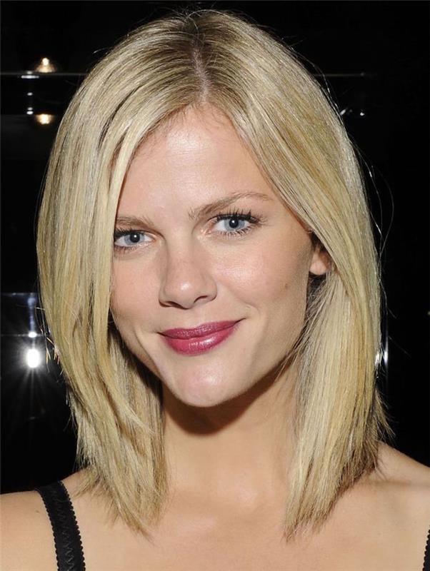 Platin sarısı uzun bozulmuş kare saç modeli ile Brooklyn Decker