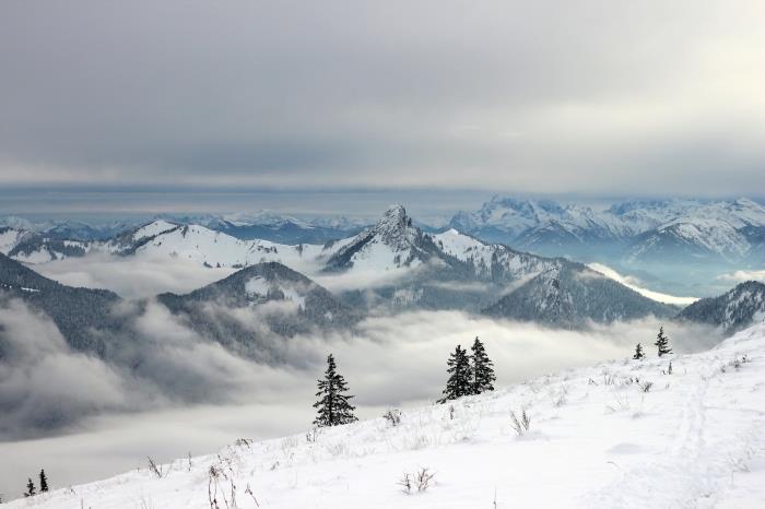 bilgisayar duvar kağıdı için cennet manzara fikri, sisli karlı dağların kış fotoğrafı