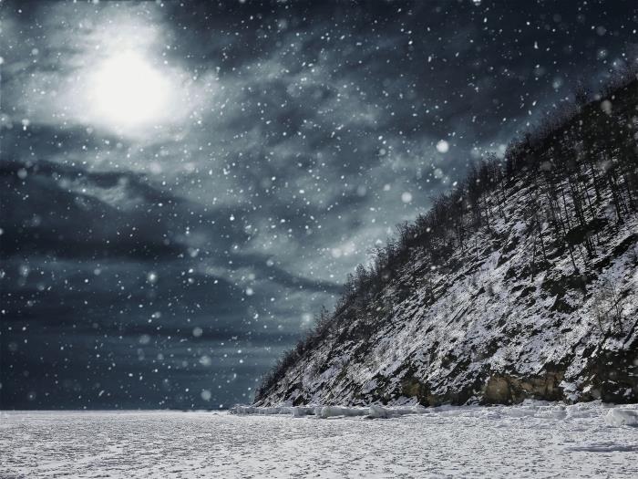 žiemos kraštovaizdžio tapetai su pūga virš laukų, snieguotos kalvos ir pilko bei juodo dangaus