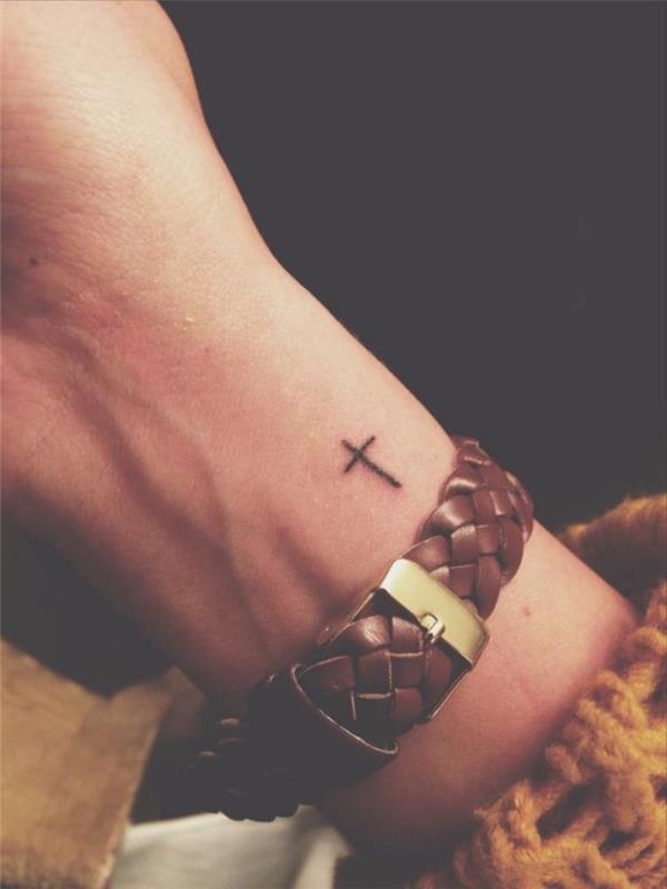 maža kryžminė riešo tatuiruotė, mažos tatuiruotės moterims, juodas odinis laikrodžio dirželis, juodas fonas