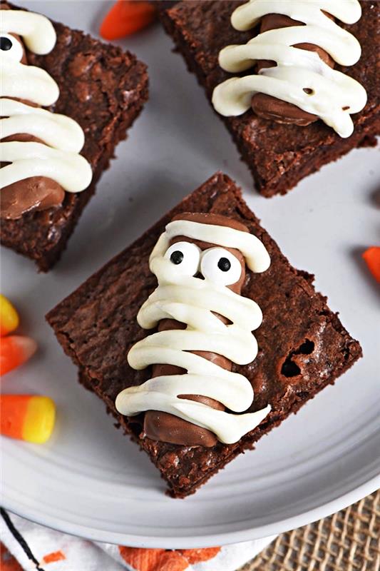 mumijos pyragaičių kvadratai šokolado plytelėse, lengvas Helovino pyrago dekoravimas, saldaus užkandžio recepto idėja Helovinui