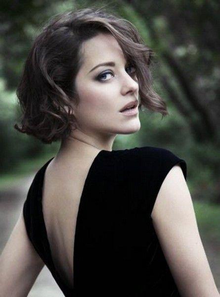 marion cotillard, arkası açık siyah elbiseli, omzunun üzerinden bakan, yandan ayrılmış kıvırcık esmer saçlı, kısa bob saç modelleri