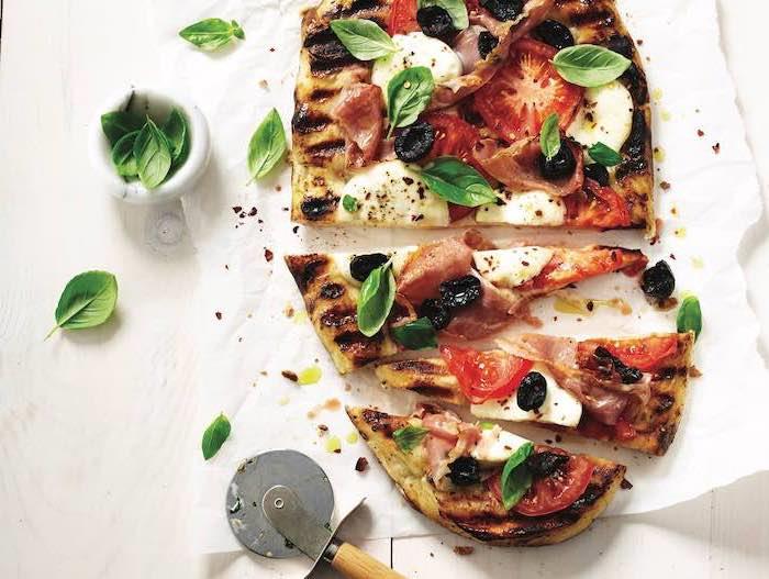 Pizza con pomodoro e mozzarella, foglie di basilico, cosa cucino stasera