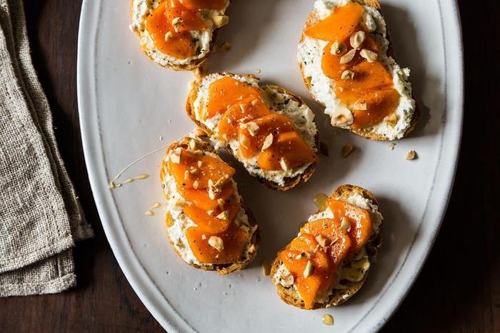 Şenlikli ve egzotik bir brunch için lezzetli tarif, hurma ile bruschetta, keçi peyniri ve ricotta