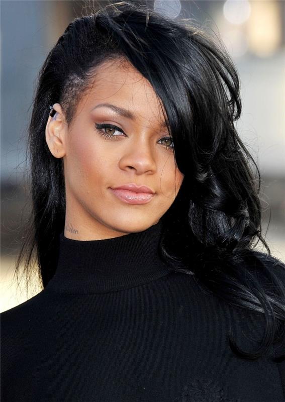 šepečiu žavingasis rihanna šukuosena garsenybė ilgi juodi plaukai raibuliuoja kirpčiukai į šonus garbanos