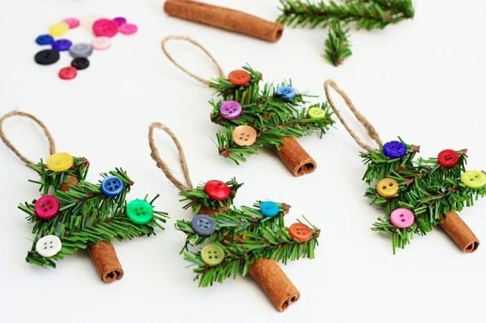 cimetove palčke-okrašene-z-umetnimi-borovimi vejami-in-gumbi-božično-dekoracijo-narediti