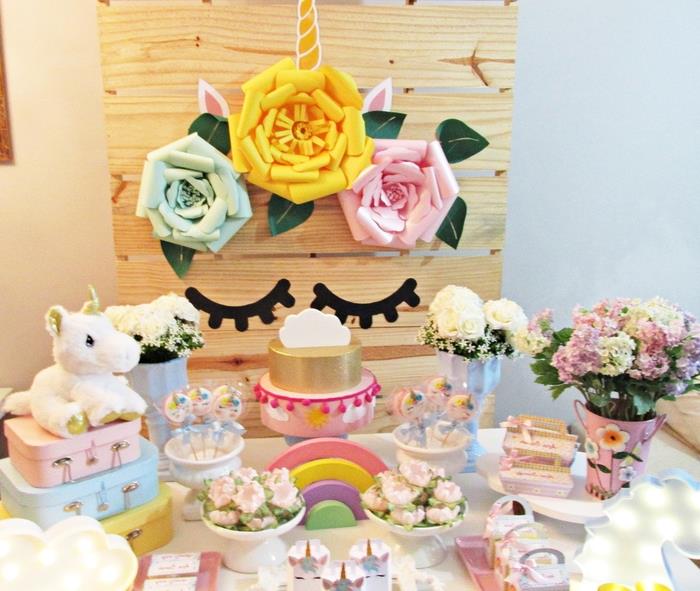 samopostrežna dekoracija rojstnega dne v pastelnih barvah in rožah na osebnem lesenem ozadju s papirnatimi rožami in nalepkami z zaprtimi očmi