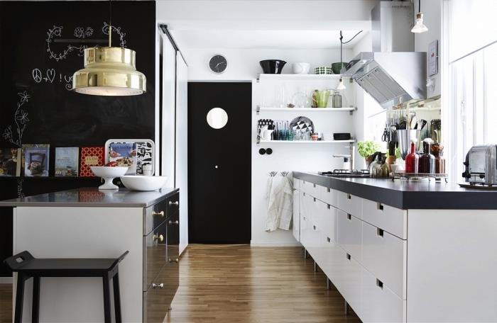 Skandinavski dizajn, kuhinja v beli in črni barvi s parketom iz laminata, kuhinjsko pohištvo v beli in črni barvi