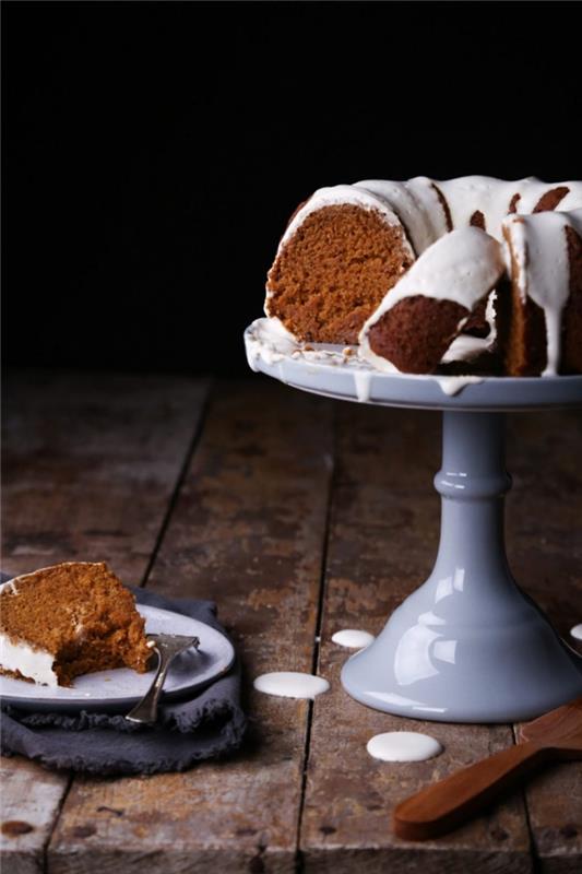 Originalus bundt tortas veganiškoje versijoje su moliūgais, sūrio glajumi, be laktozės ir be kiaušinių