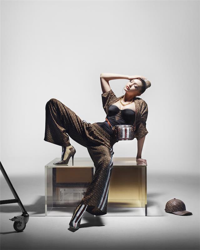 Yeni Burberry koleksiyonu için Gigi Hadid, modern kloş pantolon ve büstiyer üst, kızların swag tarzı kıyafeti
