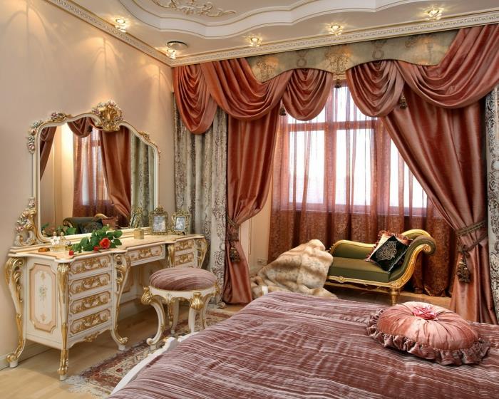 baročna zavesa, veliko ogledalo, strop z mavčno dekoracijo, baročno pohištvo