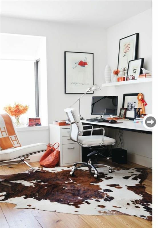 beyaz-kahverengi-sığır derisi-halı-zemin-çalışma masası-kahverengi-duvar resimleri