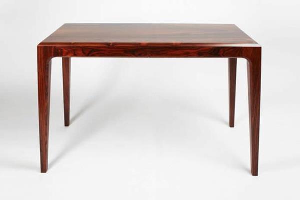 miza skandinavskega dizajna v žlahtnem slogu