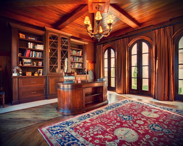 pisalna miza iz masivnega lesa v impresivni leseni hiši