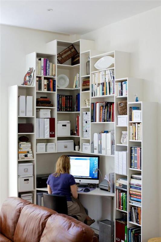 kampas-kompiuteris-stalas-biuras-namuose-su biblioteka