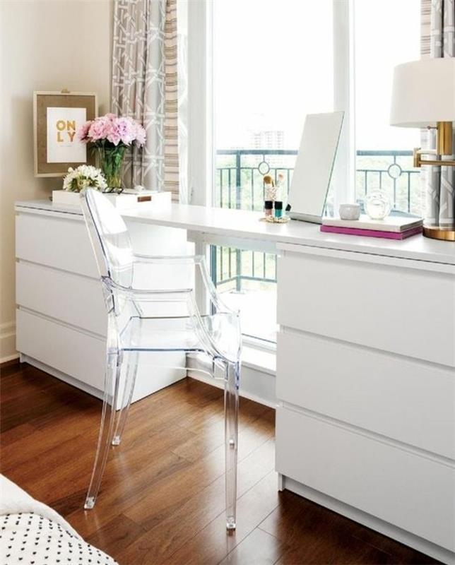 beyaz lake-masa-balkon-yakın-ve-akrilik-sandalye