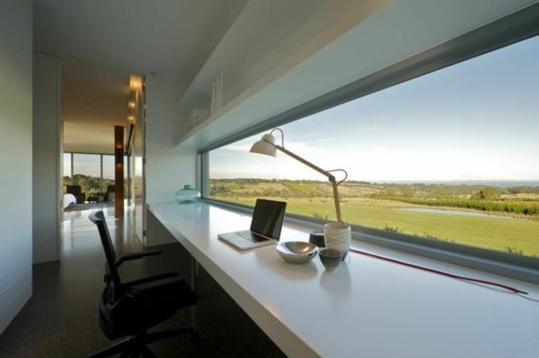 modern-masa-bir-büyük-yatay-pencere-ve-büyük-asma-masa
