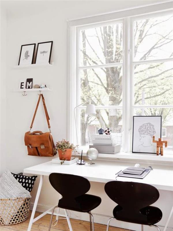 Pisalna miza v skandinavskem slogu-črni-stoli-in-miza-blizu okna