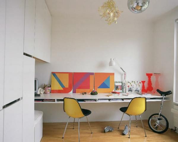 beyaz-odada asılı-ve-renkli-dekoratif-masa