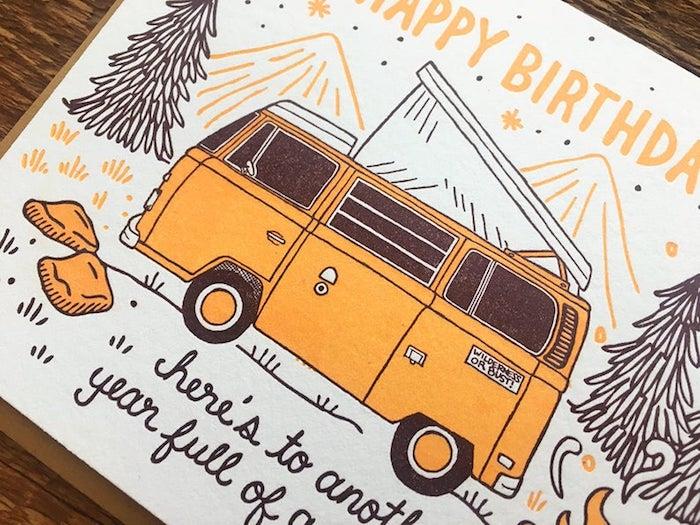 Oranžni hipi avtobus, risba za rojstni dan, brezplačne slike za rojstni dan za prenos za ljubitelje narave in kampiranja