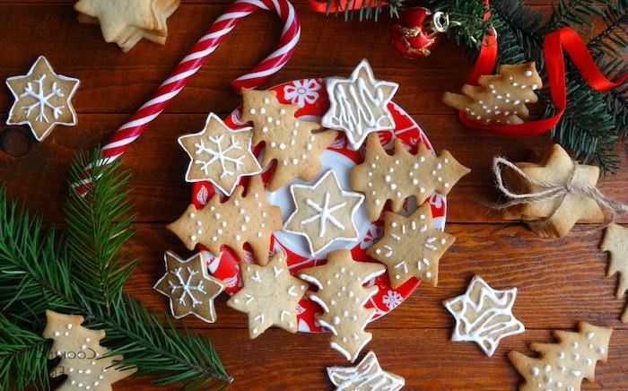 gurmaniškas Kalėdų tapetų šablonas, Kalėdų eglutės formos sausainiai, snaigės, raudona juostelė, saldainių cukranendrės, žalios pušies šakos