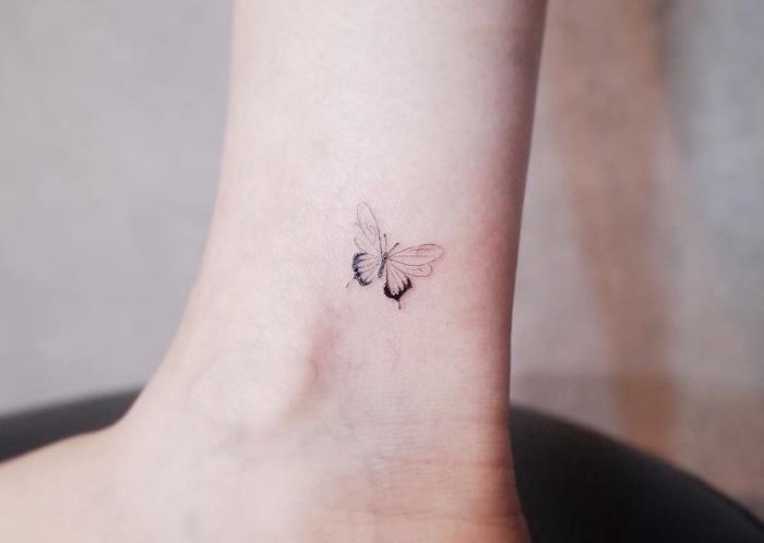 tetovaža metulja, tetovaža notranjega bicepsa, tetovaža gležnja, zamegljeno ozadje