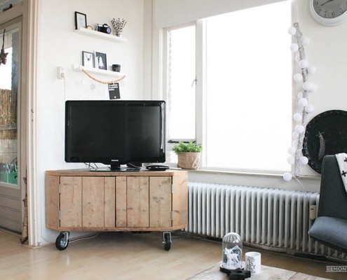 Mobiletto in legno su ruote