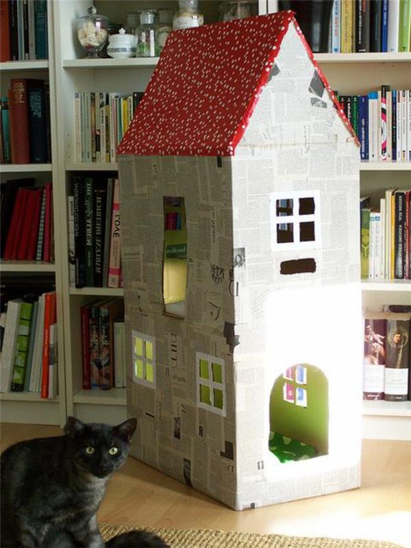 kačių namelis, apsirengęs popieriaus lapais ir balta lentyna