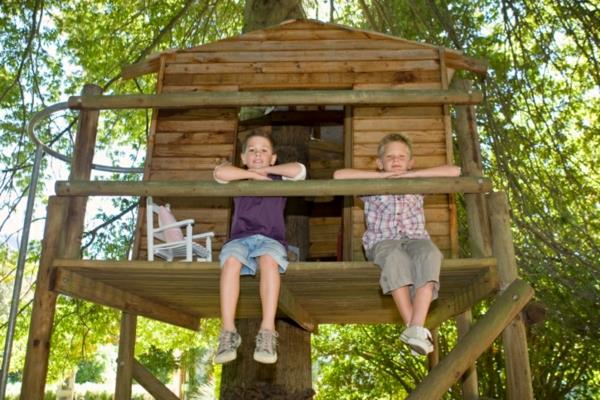 klasična drevesna hiša za otroke v lesu