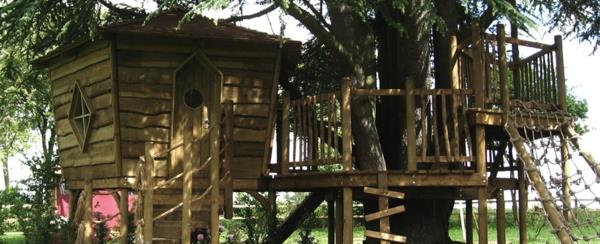 hišica na drevesu za otroške igre in zabavo