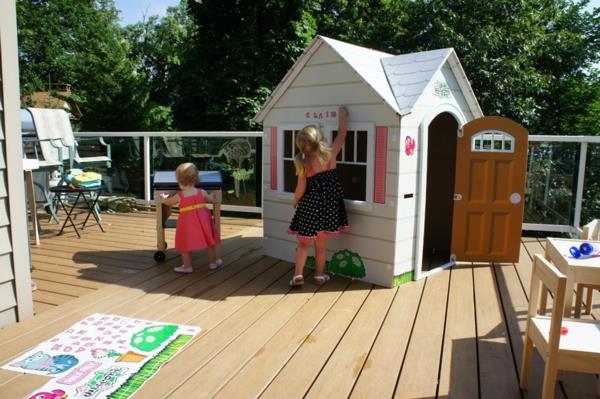 terasta çocuk için bahçe kulübesi