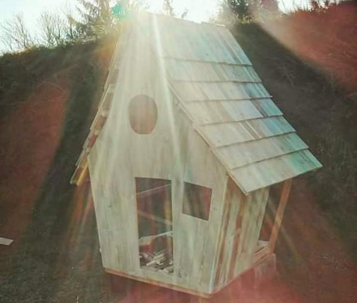 medinė kajutė-vaikai-gamina-sodą-mažą-medinį namą-nebrangiai