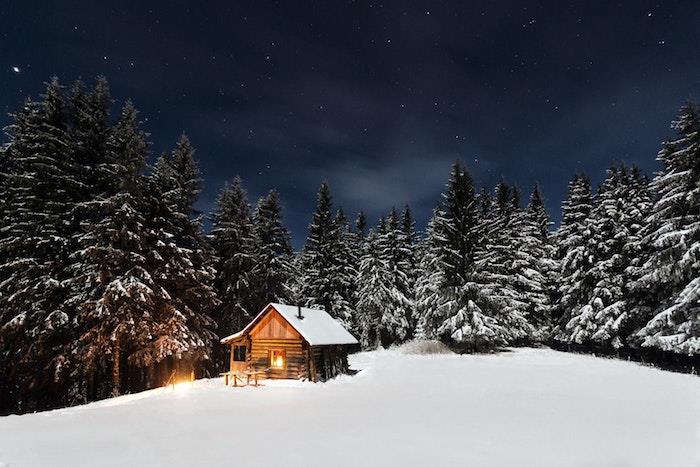 žiemos kraštovaizdžio tapetai, snieguotas kalnas, maža trobelė su šviesa viduje, medžiai, eglės, padengtos sniegu