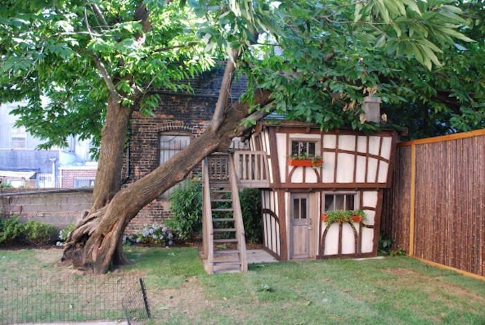 medinis namas-vaikas-trobelė-sodas-vaikas-magijos namas